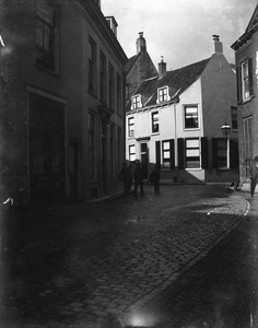 853313 Gezicht op de voorgevel van het huis (restaurant?) van restaurateur W.H.F. Klokke (Achter St.-Pieter 6) te ...